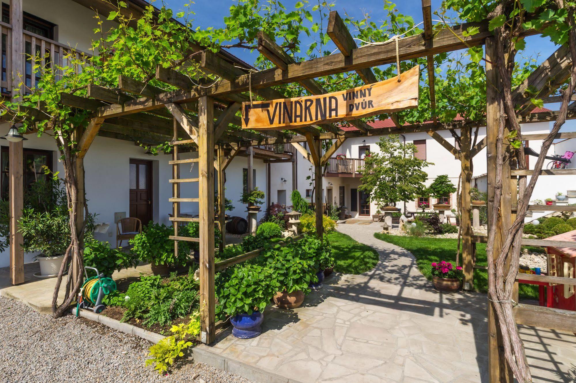 Hotel Bonsai Mikulov Extérieur photo