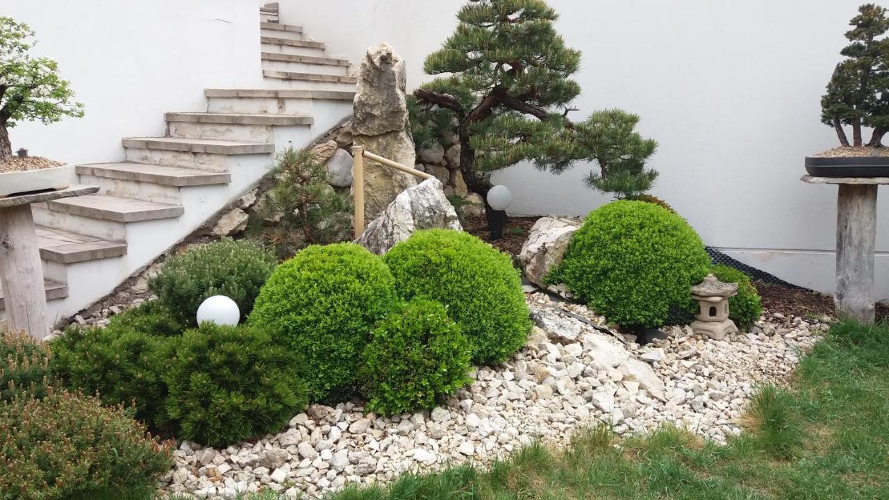 Hotel Bonsai Mikulov Extérieur photo